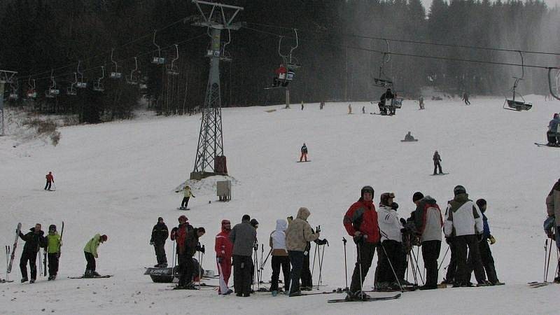 Sjezdovky v Orlických horách se začaly během vánočních svátků zaplňovat.