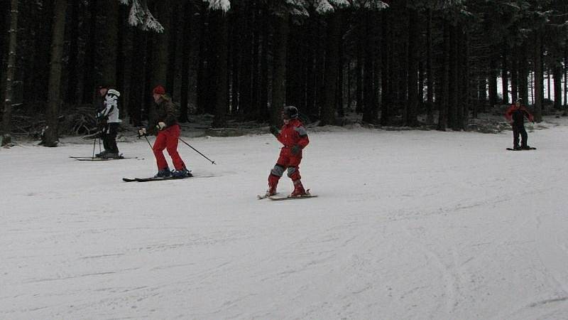 Sjezdovky v Orlických horách se začaly během vánočních svátků zaplňovat.