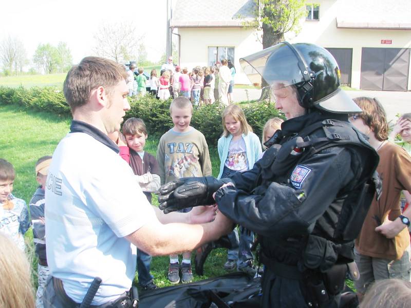 MEZI DĚTI ZE ZÁKLADNÍ ŠKOLY V DOBŘANECH zavítali policisté, aby jim přiblížili svou práci