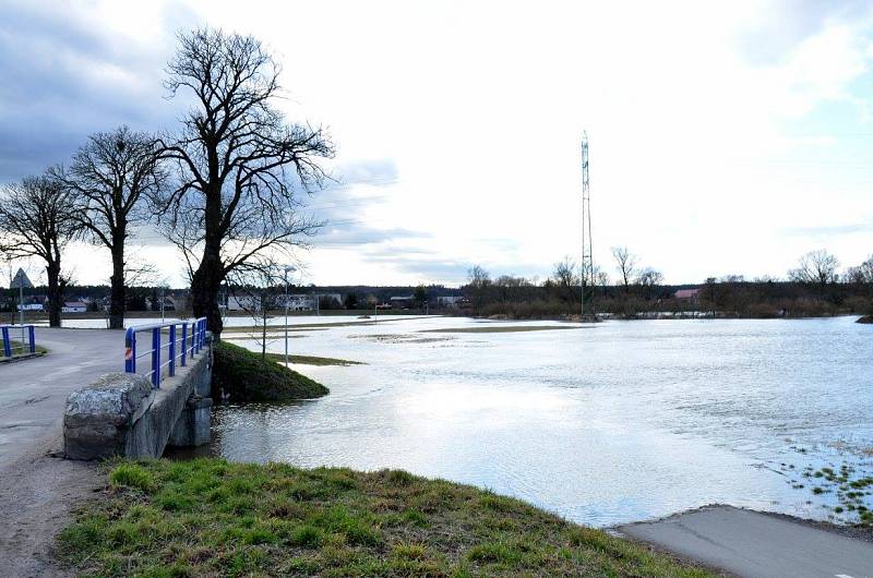 Cyklostezka, která vede mezi Týništěm nad Orlicí a Albrechticemi zase ocitla pod vodou. Je tomu tak pokaždé, když se rozvodní Orlice. 