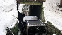 Havárie terénního automobilu v Deštném v Orlických horách.