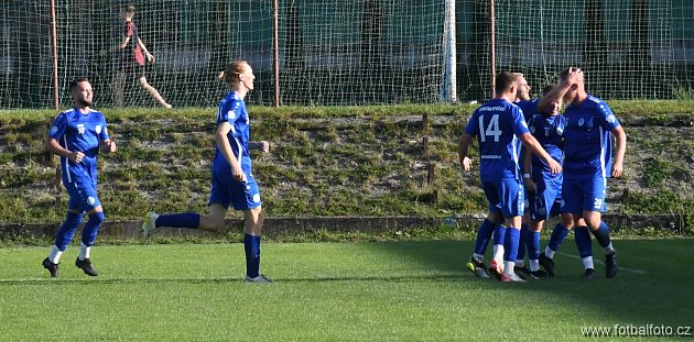 Tomáš Rejchrt (úplně vpravo) slaví se spoluhráči gól do sítě Černilova.