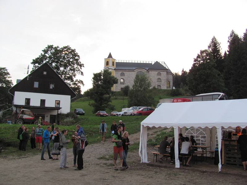 FESTIVAL byl zahájen slavnostní prohlídkou dřevěného divadla. Návštěvníci mohli vylézt až na střechu.