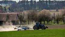 Traktor zemědělců na suchém poli.