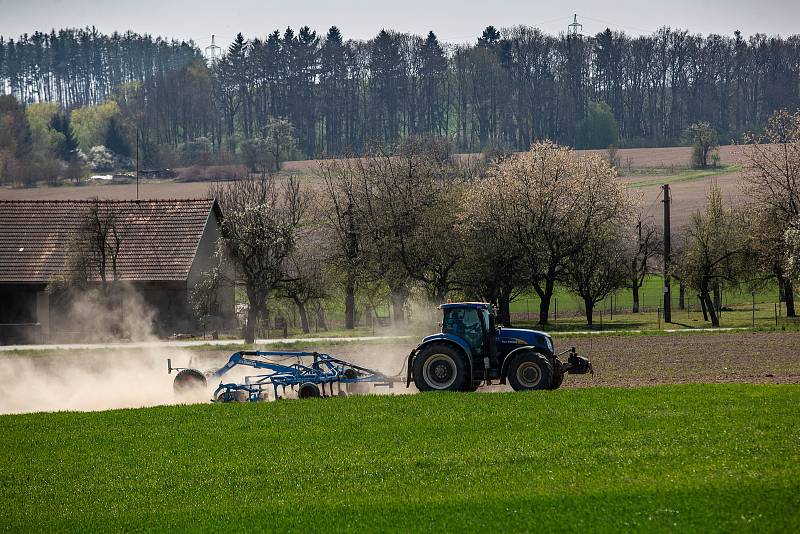 Traktor zemědělců na suchém poli.