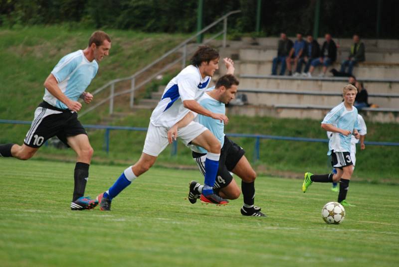 Sousedské derby v Kostelci ovládli hosté