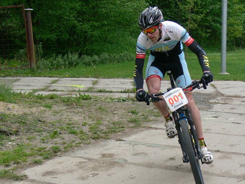 ŠEDESÁT BIKERŮ se vydalo na trať mělčanského závodu v lese Chlum.     