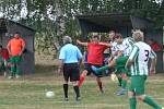 PĚT BRANEK padlo v Křovicích, kde hostující fotbalisté z Rovně (pruhované dresy) vyhráli 4:1 a vystřídali Slatinu na vedoucí příčce průběžné tabulky OP III. třídy.  