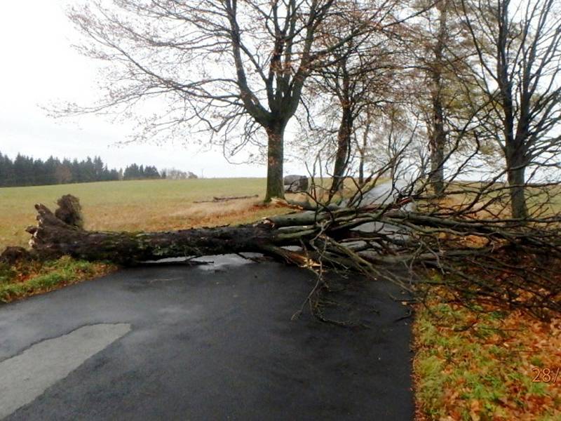 Odstraňování následků silnějšího větru u Rampuše.