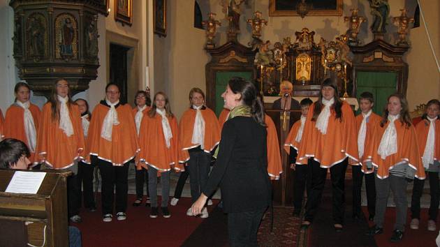 Vamberecký kostel slaví. Rozléhal se jím zpěv i příběhy nejen z Bible