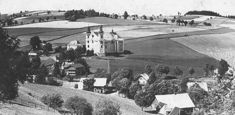 Pohled na kostel Nanebevzetí Panny Marie a okolí v Neratově. Snímek pochází z roku 1940.