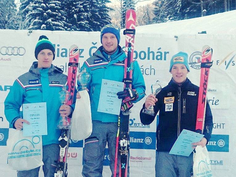 Sjezdař TJ Sokol Deštné v Orlických horách Tomáš Klinský (zcela vpravo) vybojoval v Českém poháru Allianz v Albrechticích v Jizerských horách 3. místo v obřím slalomu. 