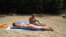 O oficiální nudistickou pláž v týnišťském kempu Písák je zájem. Funguje zde již 19 let.