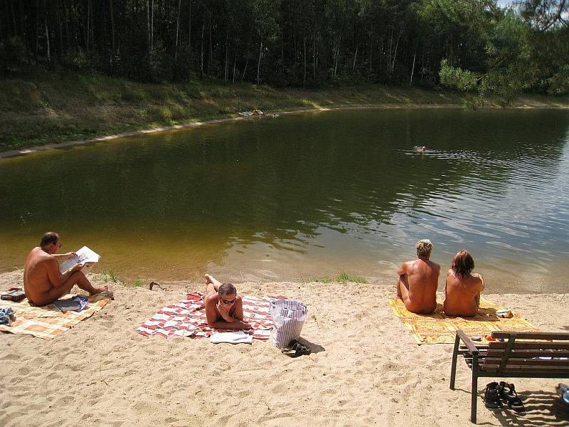 O oficiální nudistickou pláž v týnišťském kempu Písák je zájem. Funguje zde již 19 let.