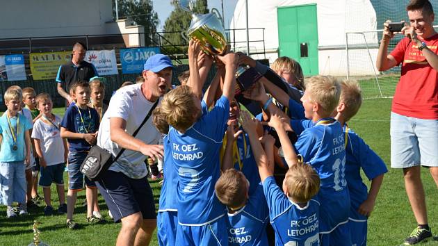 Mladí fotbalisté z Letohradu se těší z cenné putovní trofeje.