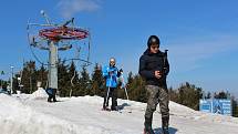 Loni se sezona v Orlických horách vydařila, provozovatelé lyžařských středisek doufají, že počasí bude opět přát a vyjde jim i ta nadcházející. Přibližovací vlek u Masarykovy chaty k horní stanici lanovky polského střediska Zieleniec.