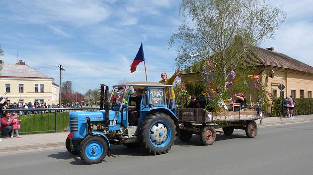 Prvomájová traktorová jízda Českým Meziříčím a jeho okolím spojená se stavěním máje a recesí patří ke zdejší tradičním akcím.