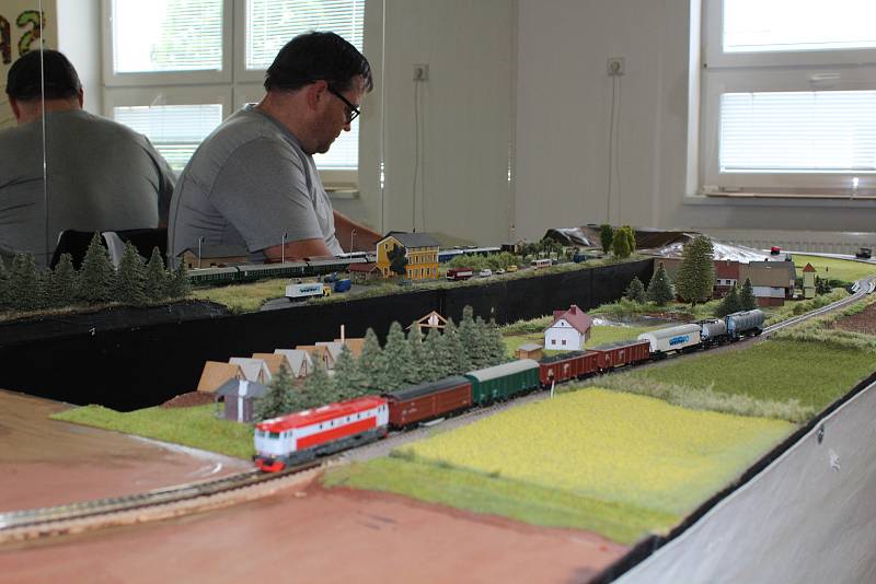 Na výstavě v Kostelci nad Orlicí představil svou práci kroužek železničních modelářů při místním DDM i další modeláři.