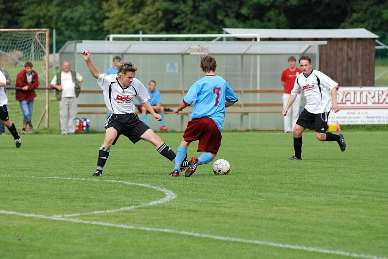 Sousedské derby závěrečného kola krajské I. B třídy Černíkovice - Častolovice (2:2).