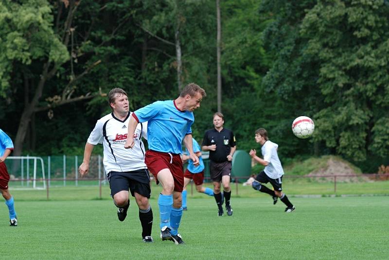 Sousedské derby závěrečného kola krajské I. B třídy Černíkovice - Častolovice (2:2).