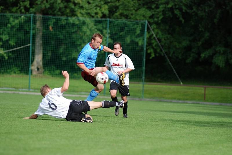 Sousedské derby závěrečného kola krajské I. B třídy Černíkovice - Častolovice (2:2).