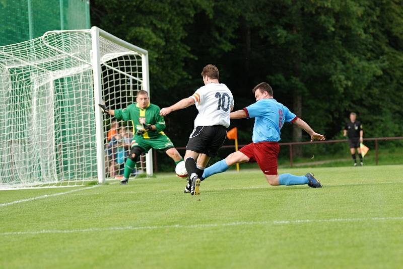 Sousedské derby závěrečného kola krajské I. B třídy Černíkovice - Častolovice (2:2).