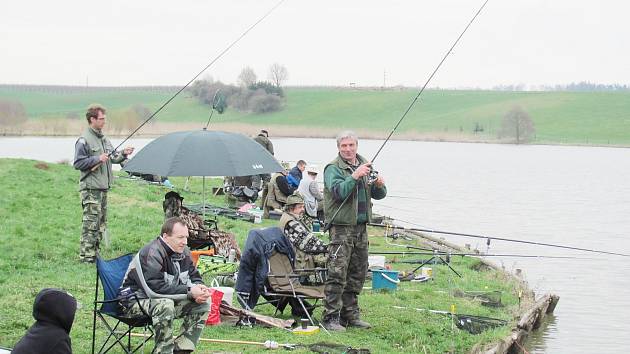 NEJČASTĚJI VYTAHOVALI RYBÁŘI kapry. Zastoupeny ale byly i další druhy ryb. Soutěž byla ukončena ve 14 hodin. O pohodu rybářů se starala osádka dřevěné restaurace.