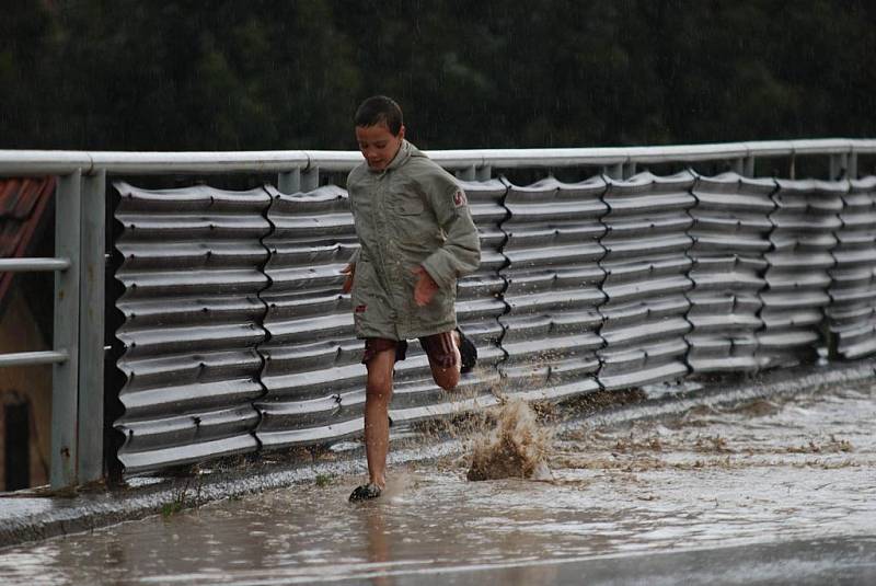 PŘÍVALOVÝ DÉŠŤ vytopil v pondělí 5. září 2011 odpoledne Rybnou nad Zdobnicí