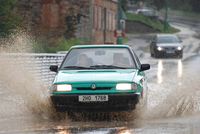 PŘÍVALOVÝ DÉŠŤ vytopil v pondělí 5. září 2011 odpoledne Rybnou nad Zdobnicí