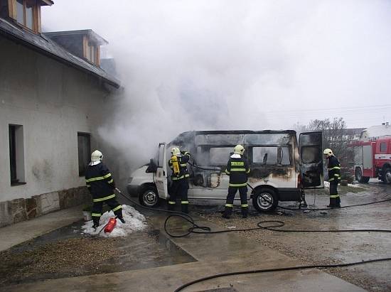 Ještětice: Dodávka shořela u budovy bazaru.