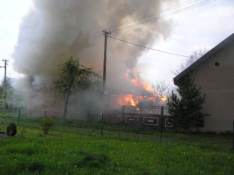 Požár stodoly v Třebešově na Rychnovsku.