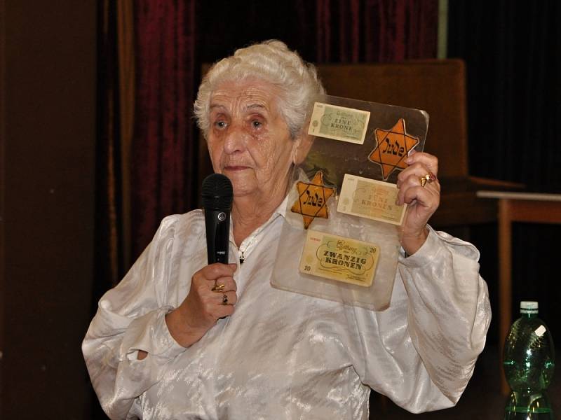 MARTA KOTTOVÁ svoje besedy v Borohrádku zpestřila nejenom židovskými anekdotami. 