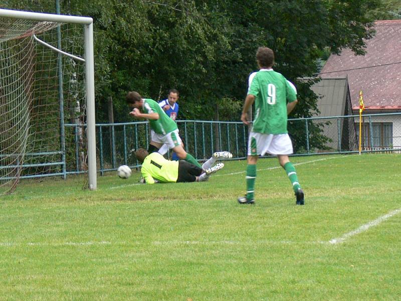 UTKÁNÍ prvního kola Poháru OFS Rychnov na hřišti v Dobrém skončilo po devadesáti minutách hry 1:1 a na řadu přišly penalty, v nichž domácí fotbalisté zdolali hosty z Křovic 5:3. 