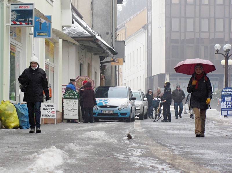 Někteří chodci pondělní ledovku odnesli svým zdravím. Pády jsou nebezpečné především pro starší lidi a důchodce.  