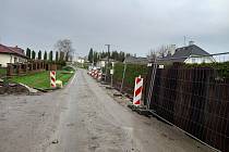 Silnice přes hráz rybníku Broumar v Opočně se uzavřela kvůli rekonstrukci už v březnu, stavebníci tu setrvají několik měsíců.
