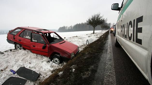 Havarovaný vůz viděli ve středu ráno řidiči na silnici u obce Chábory (Rychnovsko). Řidič po příjezdu policistů na místě nebyl a za dopoledne se ho ani zdravotníkům nepodařilo dohledat. V zavřeném autě spal pes, majitel vůz opustil.