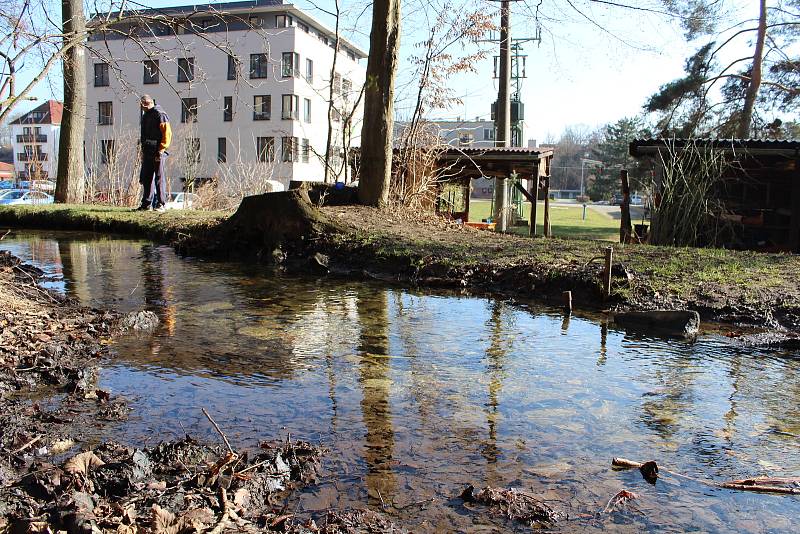 Potíže působí při mrazivých zimách a následném tání Dlouhá strouha.