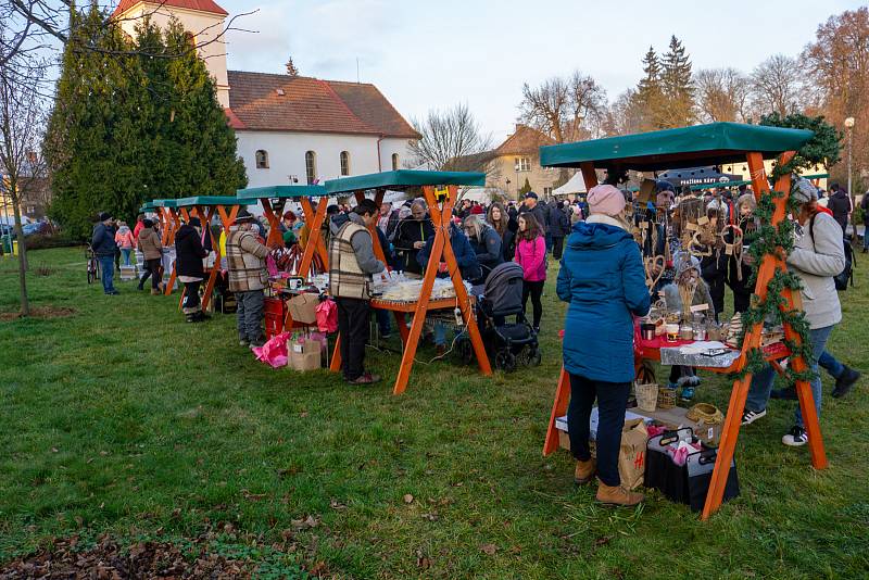 Z adventního jarmarku a rozsvícení vánočního stromku v Albrechticích nad Orlicí.