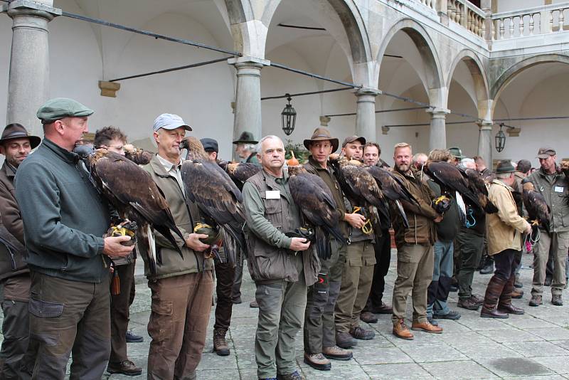 Ze zahájení Národního sokolnického setkání v Opočně s mezinárodní účastí