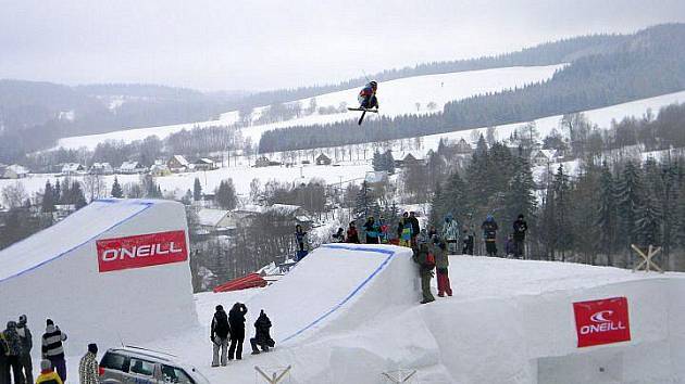 Z mezinárodního závodu O'Neill Freeski Soldiers v Deštném v Orlických horách.