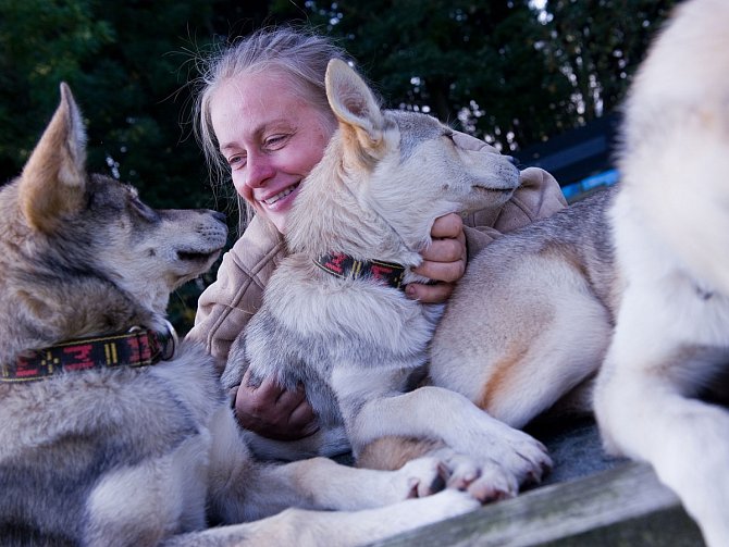 Jana Lovett Henychová se svými milovanými sibiřskými husky.  
