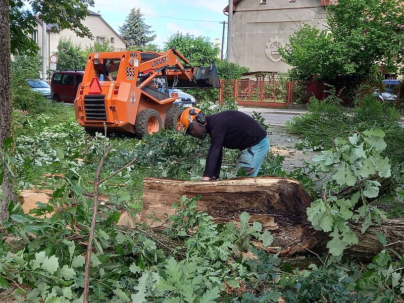 Z Dobrušky. Ještě v úterý dopoledne 21. června bylo co odklízet.