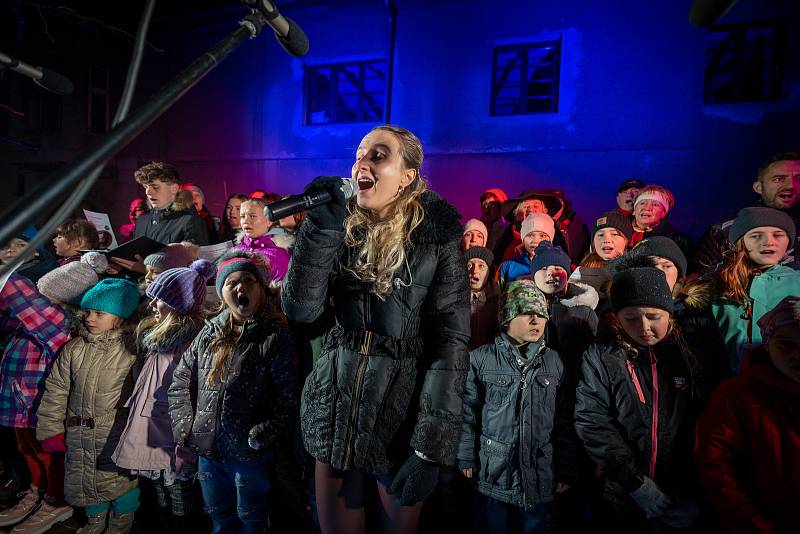 Tradiční setkání u příležitosti 12. ročníku akce Česko zpívá koledy se uskutečnilo také na Jiráskově náměstí v Kostelci nad Orlicí.