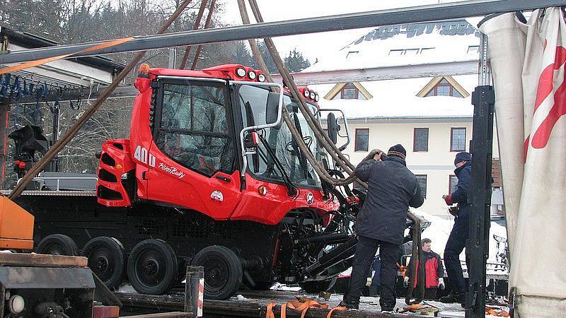 Stěhování nové rolby ke sjezdovce v Deštném v Orlických horách