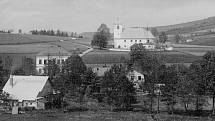 Pohled na kostel svatého Jana Nepomuckého a bývalou školu ve Vrchní Orlici. Fotografie byla pořízena v roce 1925.