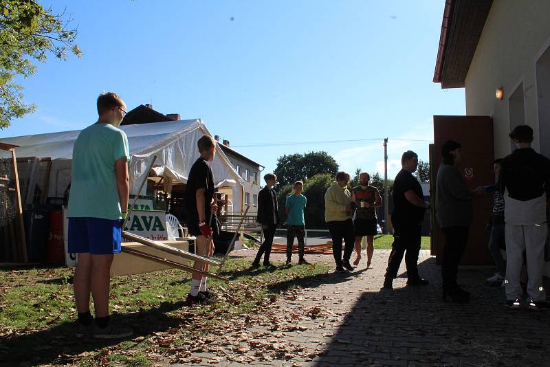 Z příprav tradiční podzimní výstavy zahrádkářů v Častolovicích. Ta letošní je již dvaadvacátá.