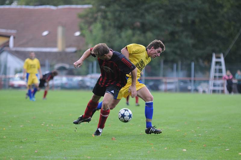 OSM GÓLŮ padlo v derby v Černíkovicích, odkud si tři body za vítězství 6:2 odvezli fotbalisté z Albrechtic. 