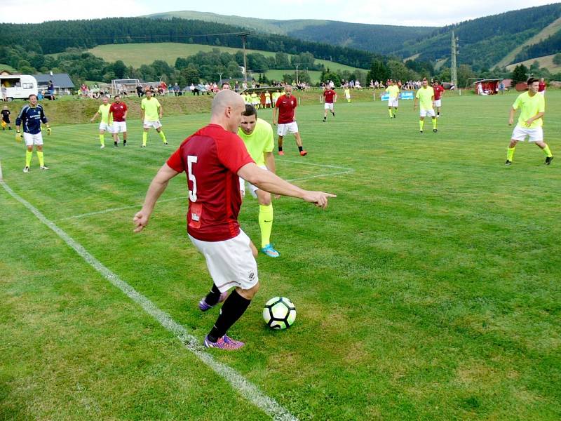 Fotbalová exhibice: Old stars Deštné v Orl. h. - Stará garda AC Sparta Praha.