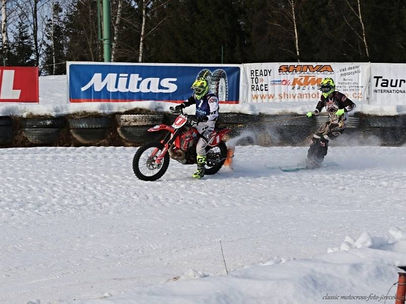 Mistrovství České republiky v motoskijöringu v Dobřanech v Orlických horách.