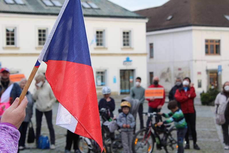 Na rychnovském Starém náměstí se ve čtvrtek večer sešlo necelých pět desítek příznivců Milionu chvilek pro demokracii.